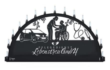 Beleuchteter Schwibbogen mit dem Sondermotiv Pflegedienst