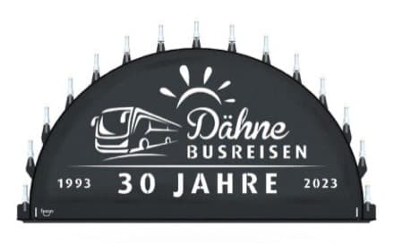 Beleuchteter Schwibbogen mit dem Sondermotiv Reisebüro