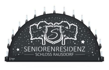 Beleuchteter Schwibbogen mit dem Sondermotiv Seniorenresidenz Schloss Rausdorf